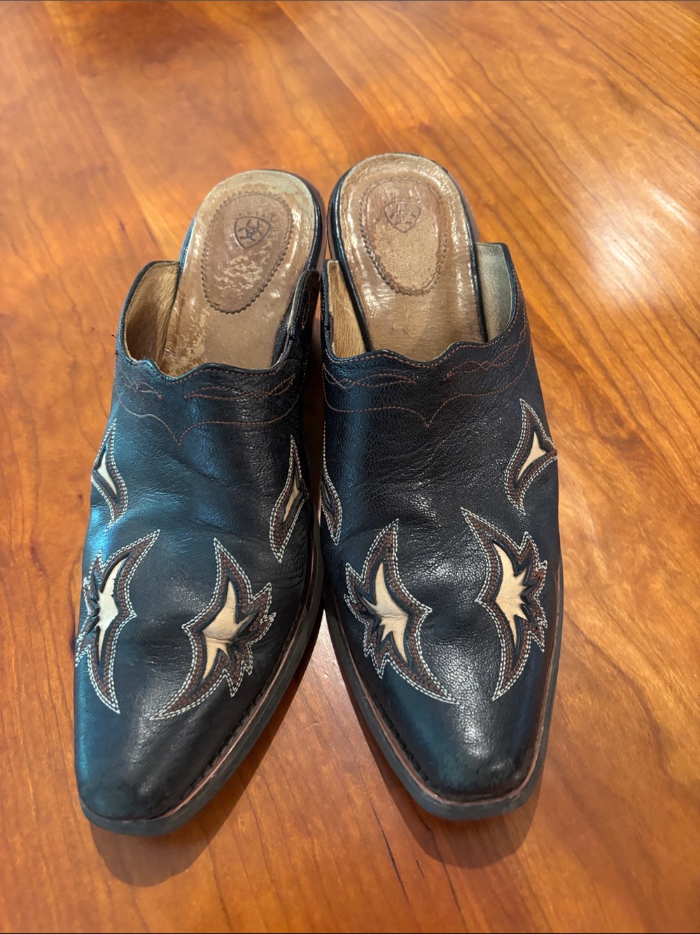 Women’s Black Leather Ariat mules
Size 8-8.5 or 39